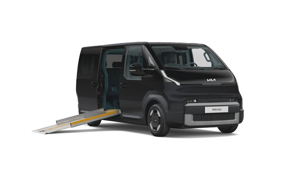 Kia PV5 WAV Plus s vysunutou rampou
