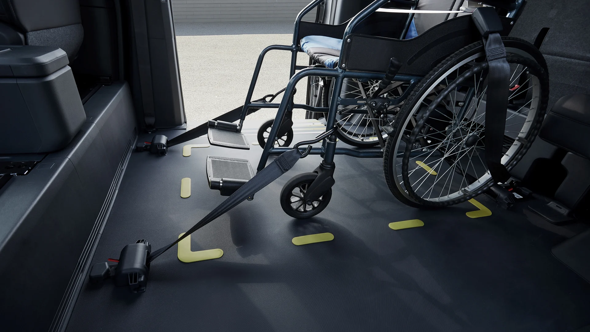Detail ukotvení invalidního vozíku k podlaze vozu