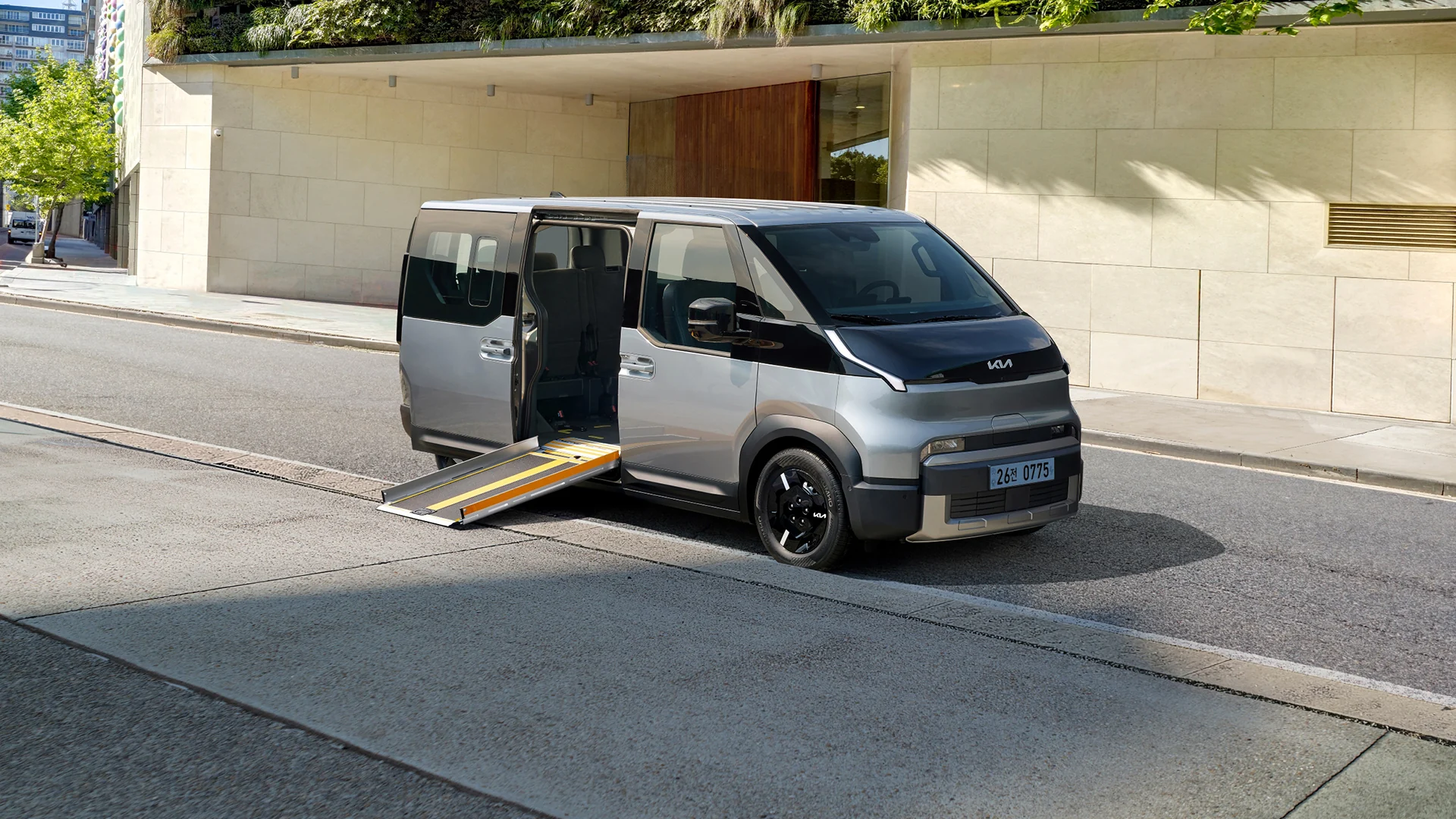 Kia PV5 WAV s rampou vysunutou na chodník