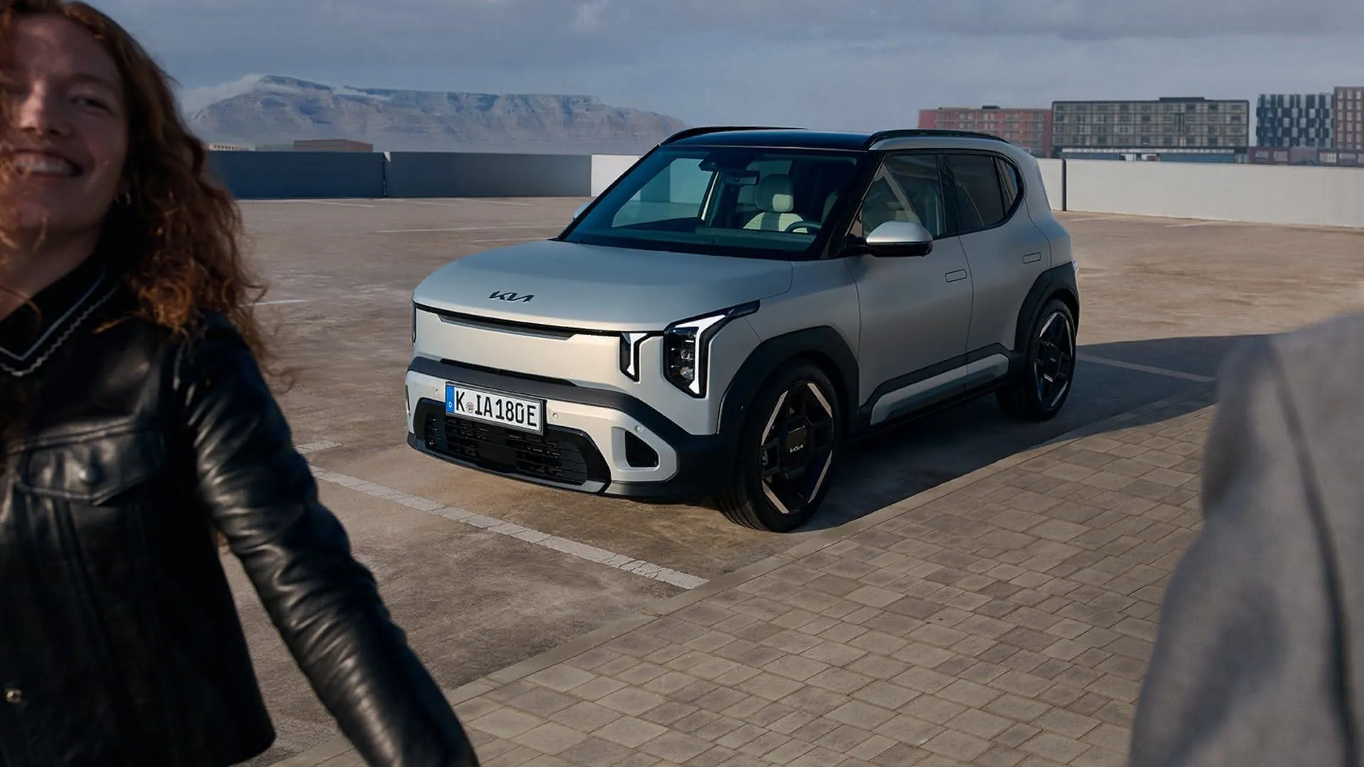 Kia EV2 GT-Line a usměvavá žena