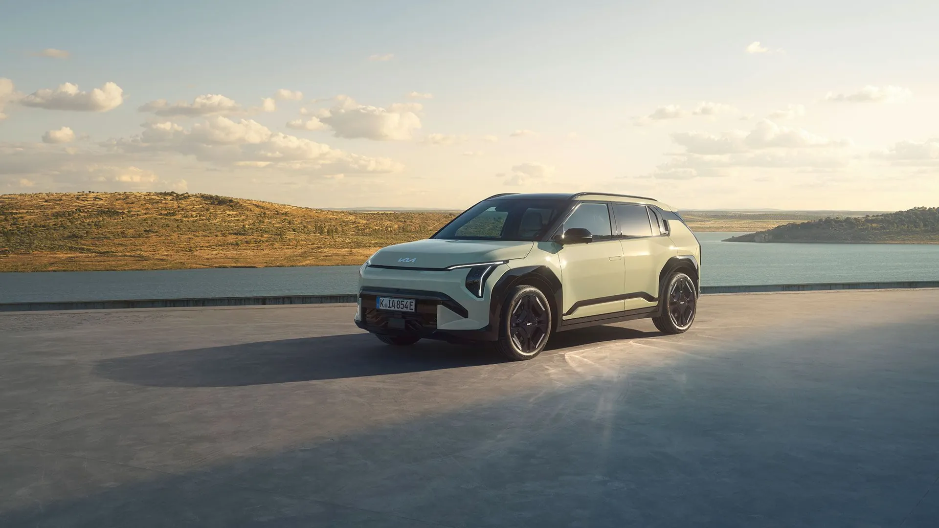 Kia EV3 na terase nad krajinou