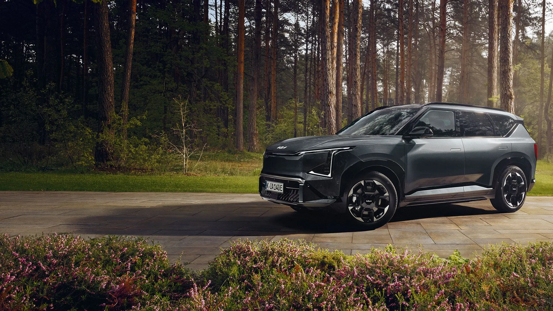 Kia EV5 na lesní cestě