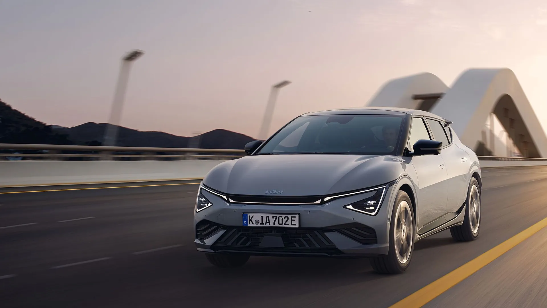 Kia EV6 na silnici za soumraku