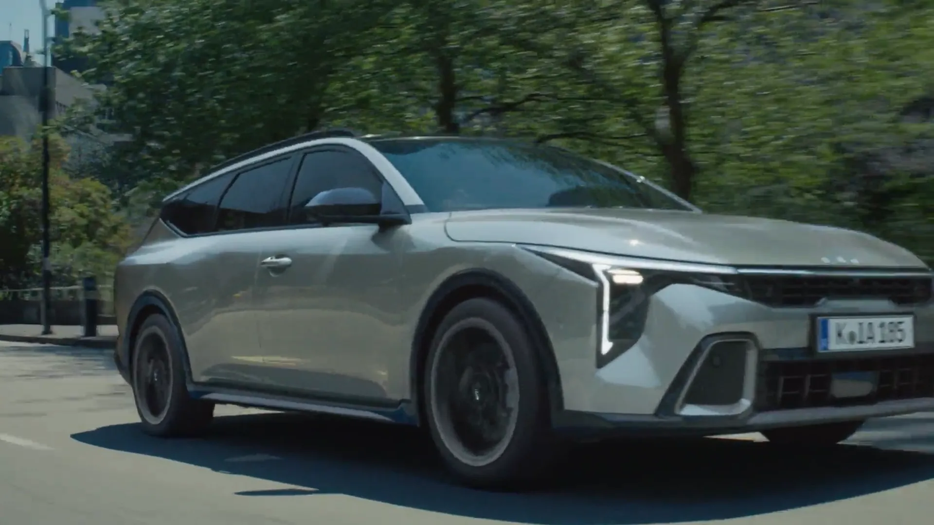 Kia K4 Sportswagon v jízdě městem