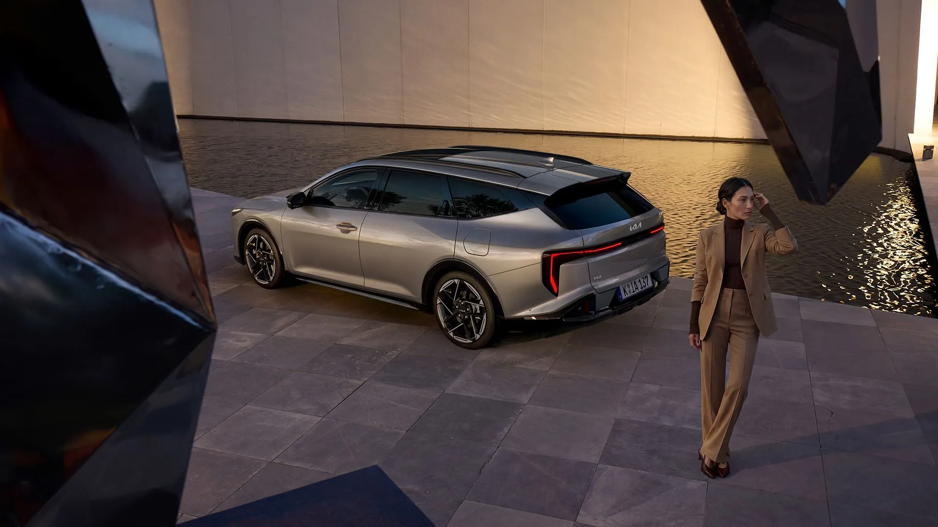 Kia K4 Sportswagon zezadu u vody za soumraku