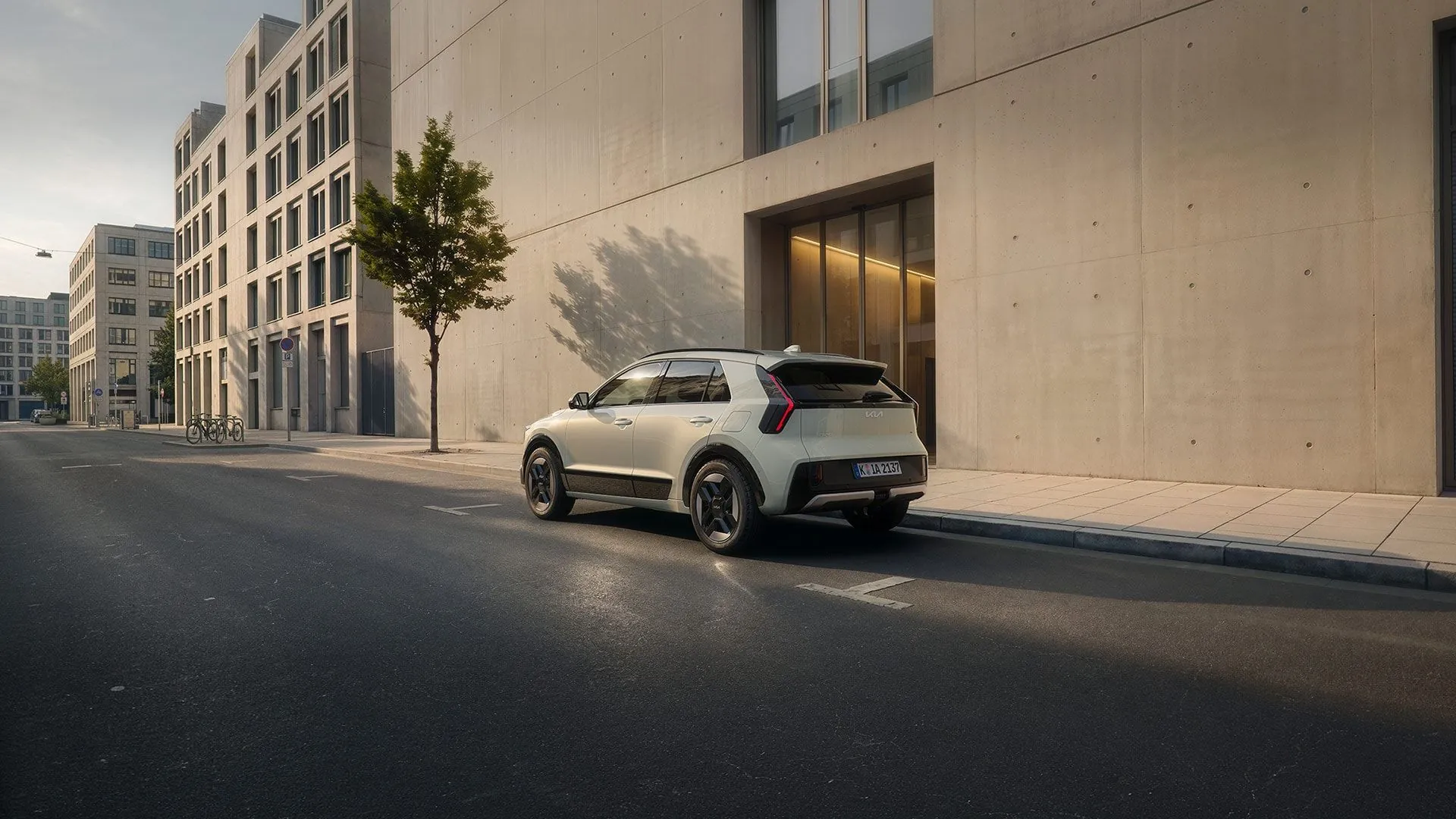 Kia Niro zezadu v ulici
