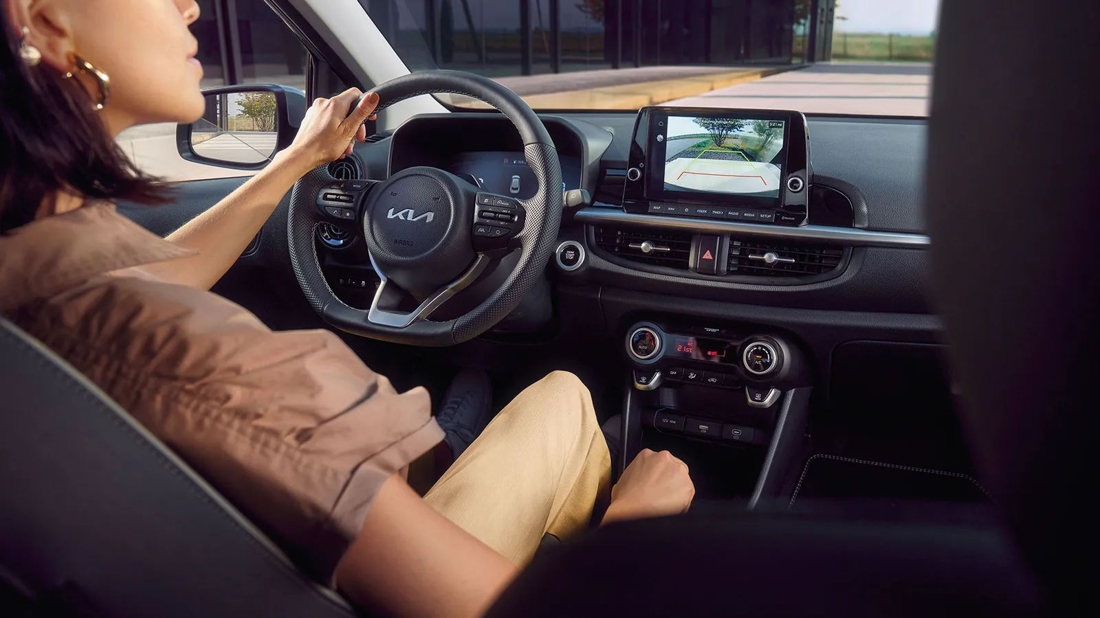 Řidička za volantem Kia Picanto