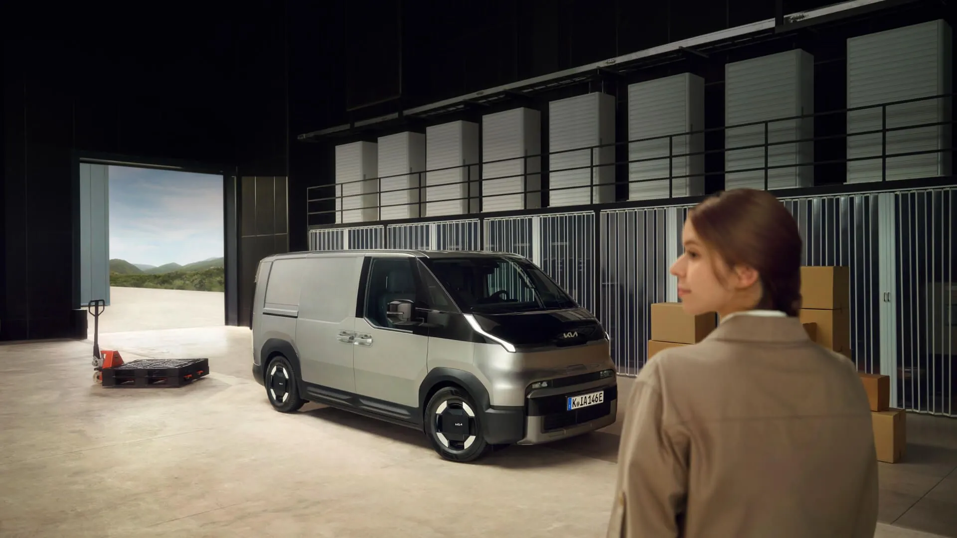 Kia PV5 Cargo u skladu a žena s balíky