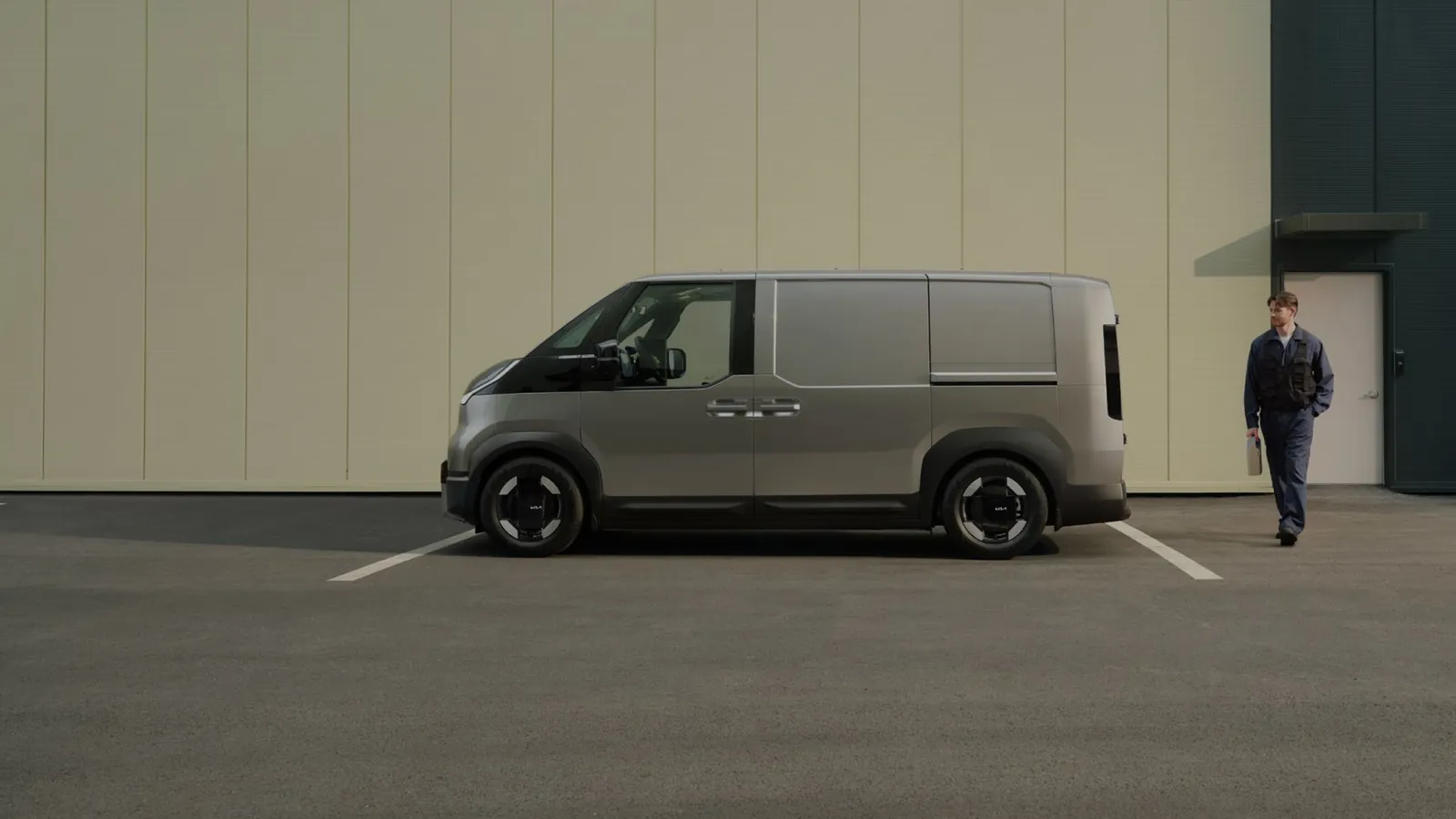 Kia PV5 Cargo z boku a řidič u haly