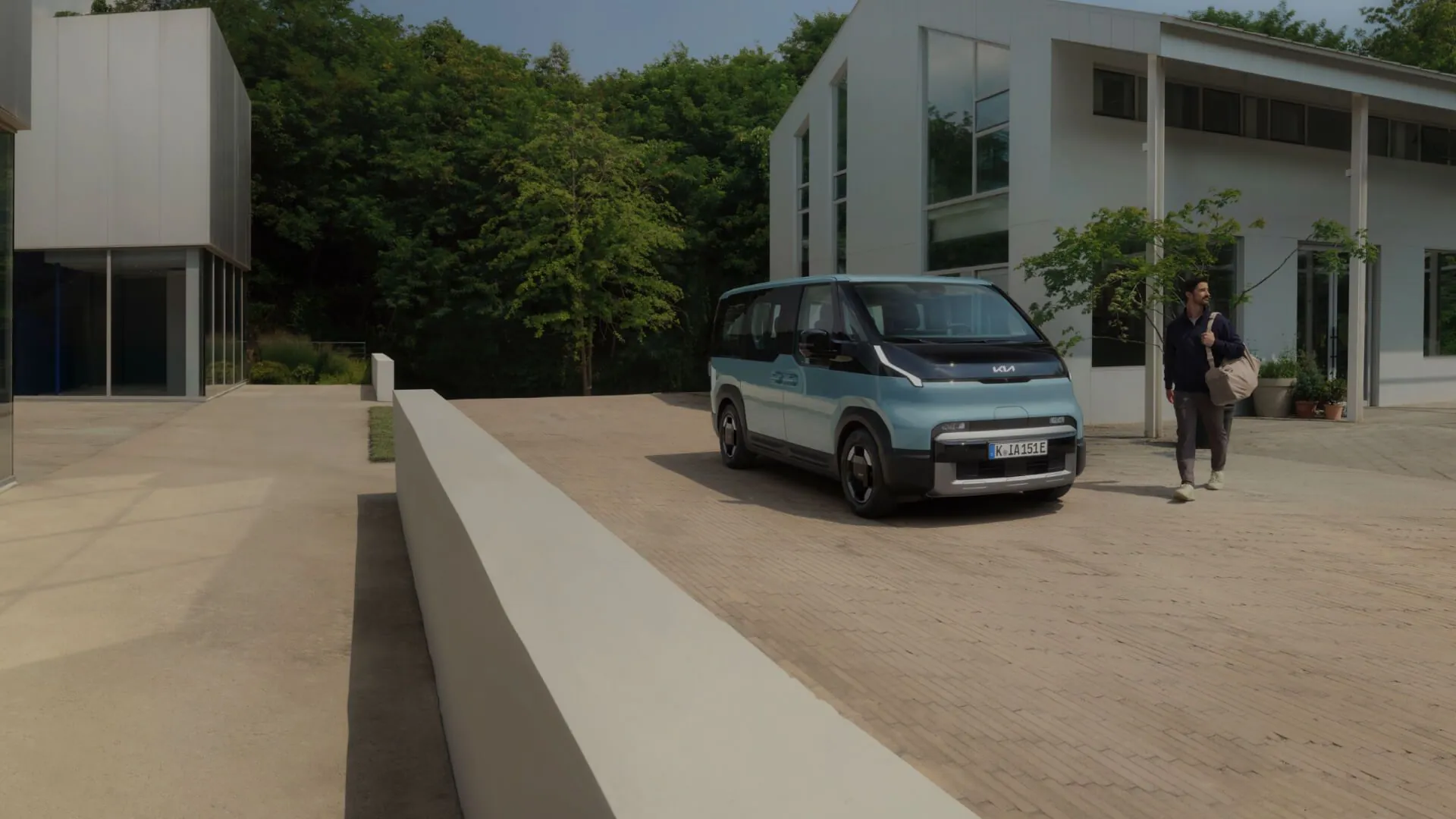 Kia PV5 Passenger před bílým domem