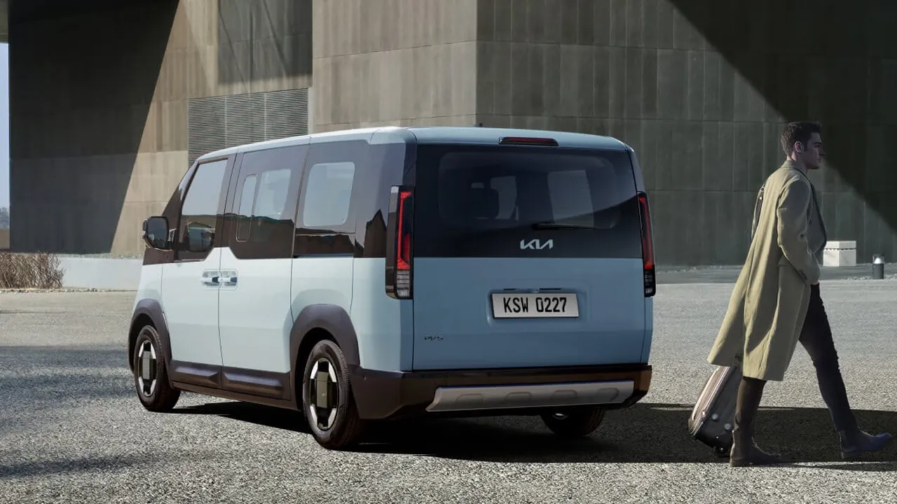 Kia PV5 Passenger zezadu a muž v kabátě