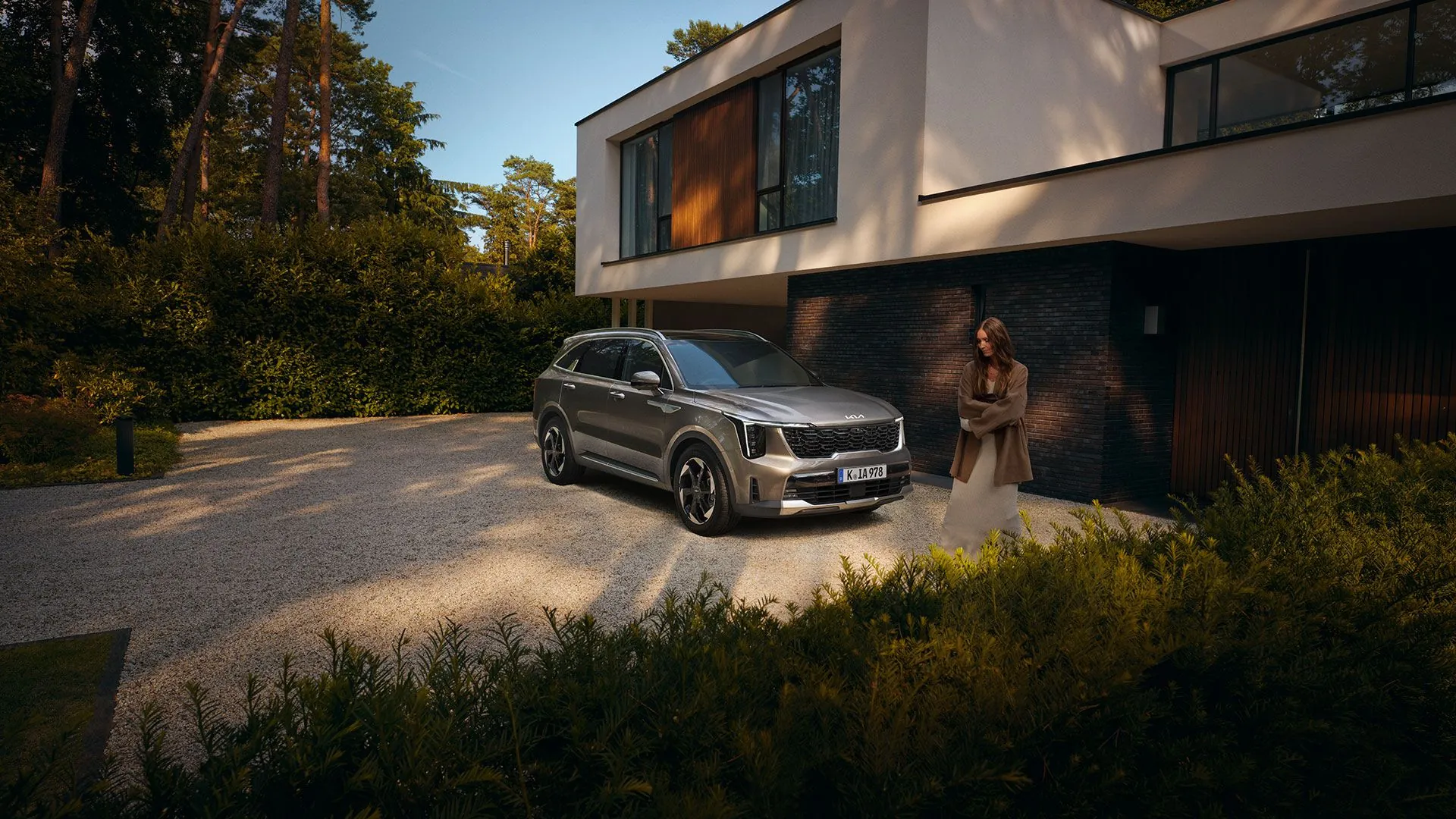 Kia Sorento před moderním domem