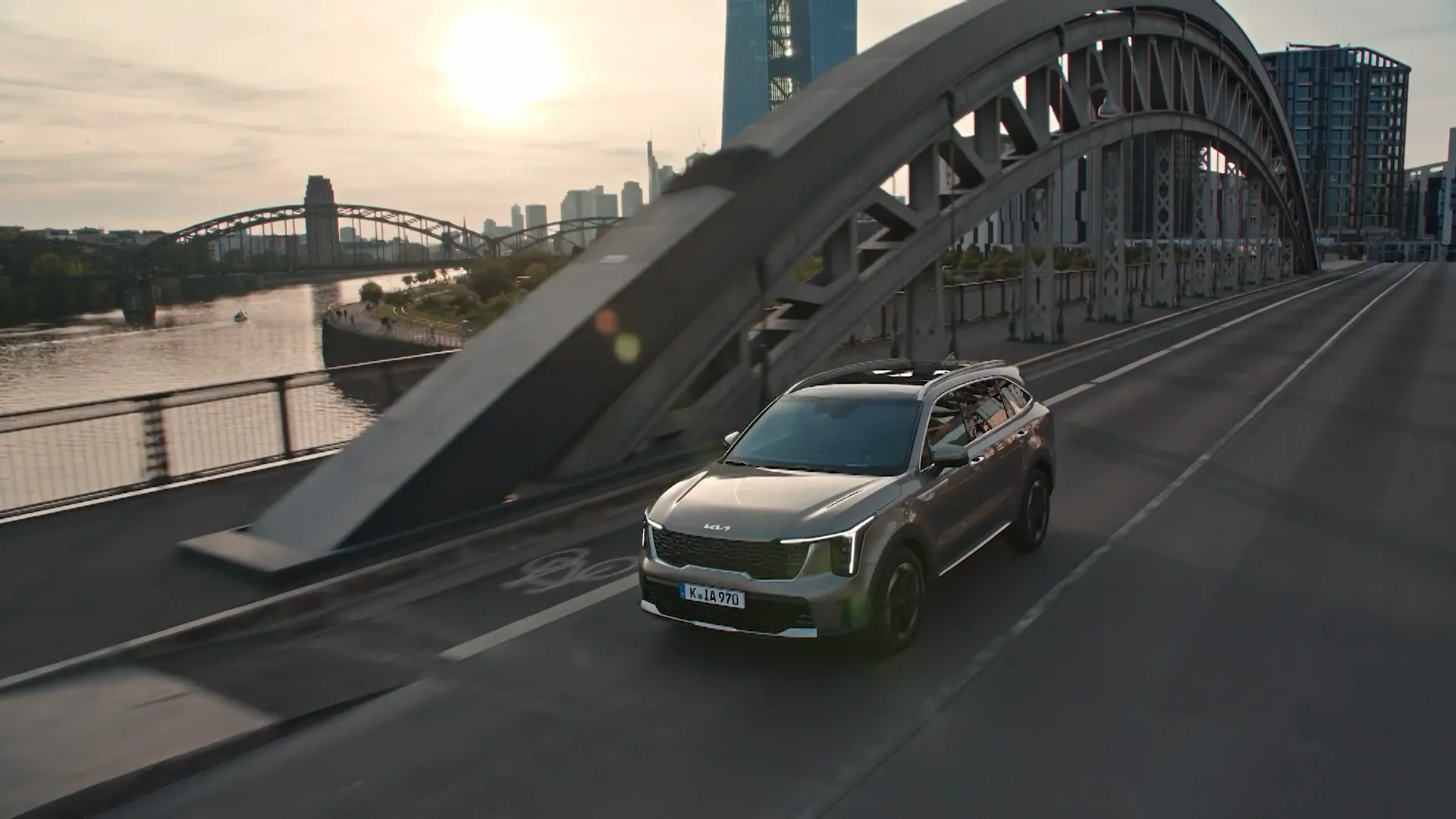 Kia Sorento na ocelovém mostě při západu slunce