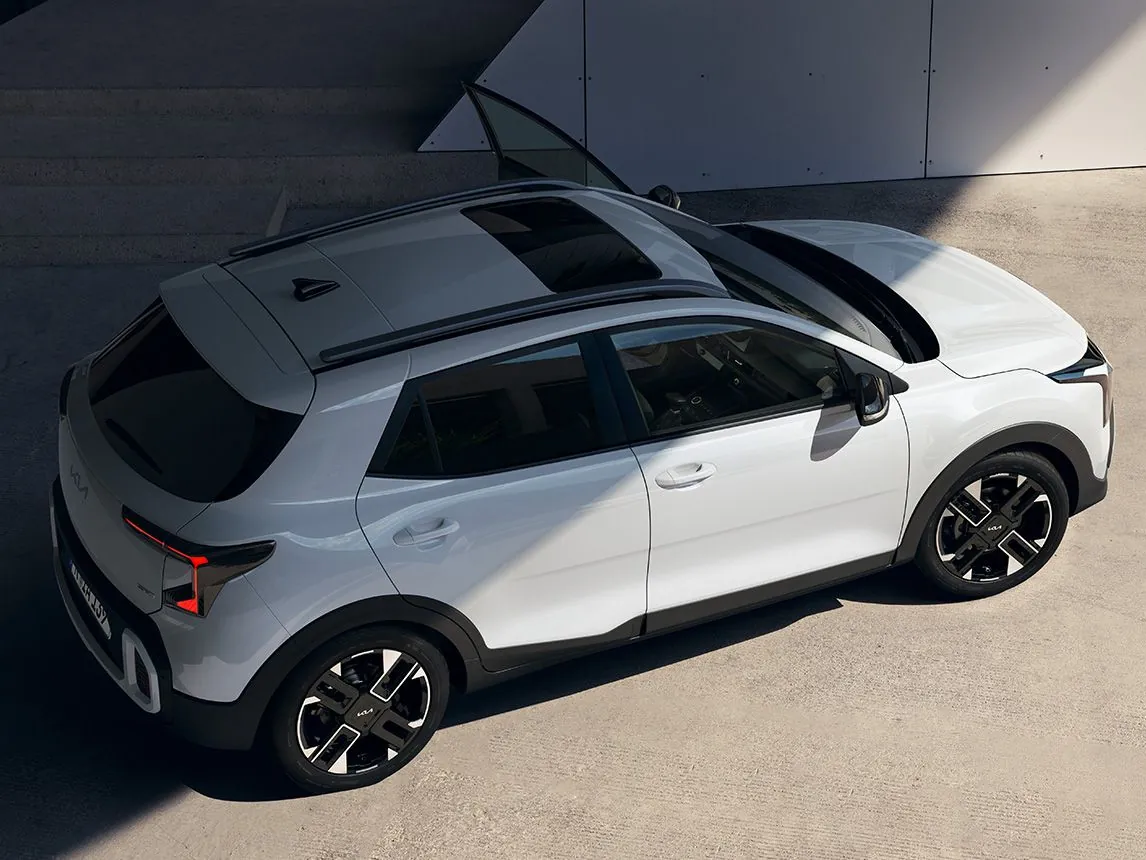 Kia Stonic shora se střešními ližinami