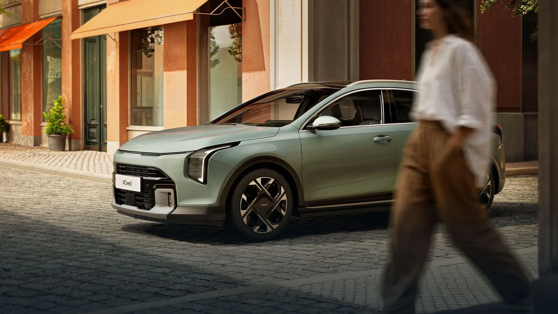Kia XCeed v ulici a žena